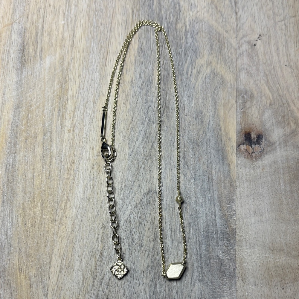 Kendra Scott Elegant Gold Necklace with Pendant